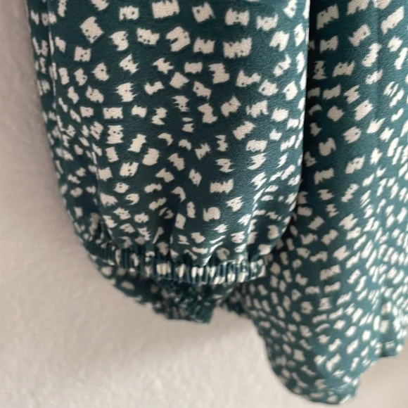 NWT dark green v-neck blouse with long sleeves. - Picture 5 of 8